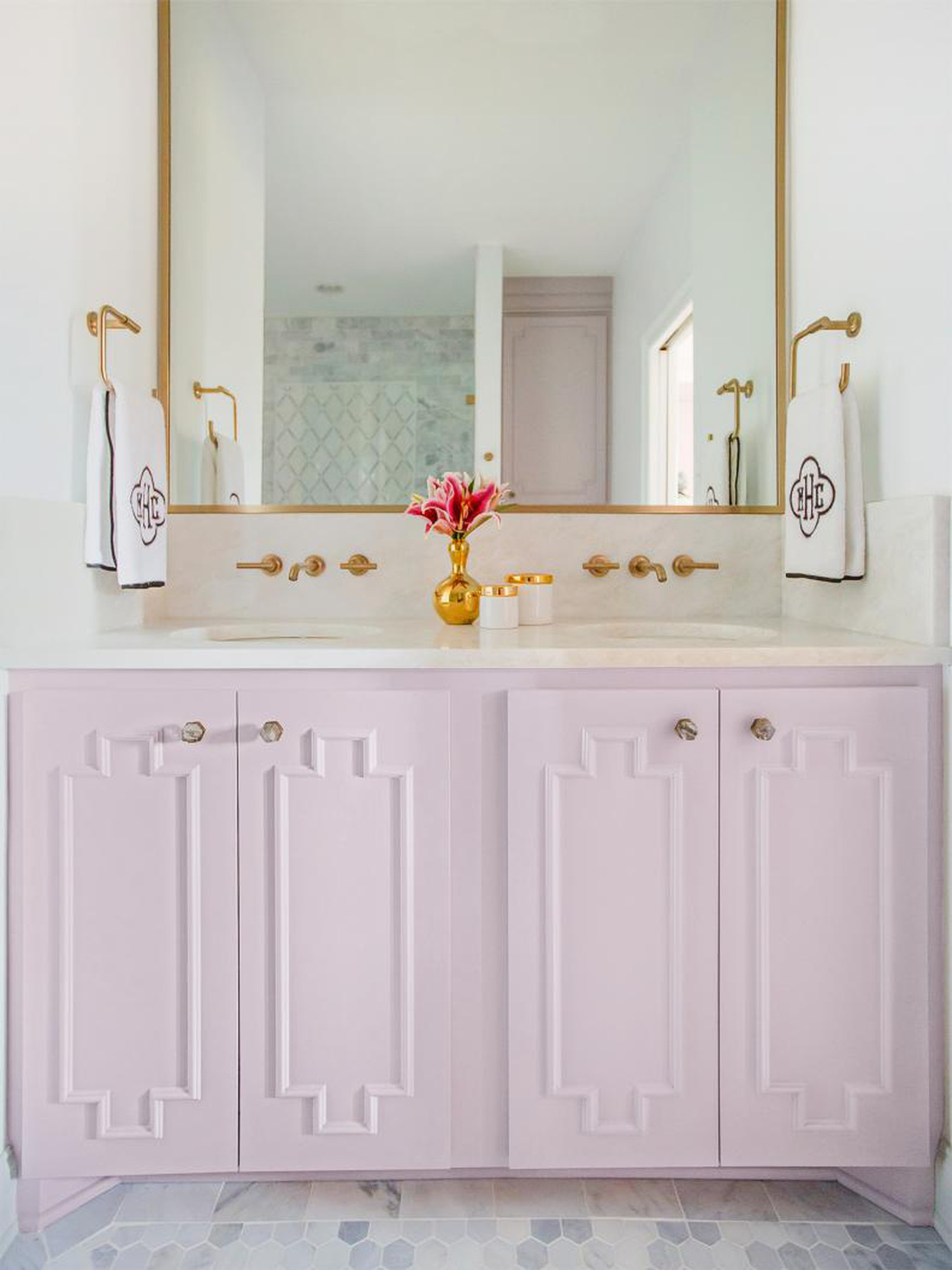 Phiên bản yên tĩnh hơn của màu hoa oải hương trong phòng tắm - Ảnh: HGTV
