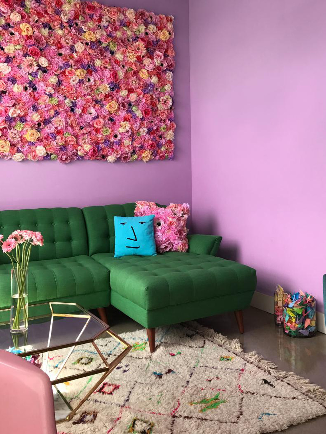 Màu hoa oải hương và sự kết hợp linh hoạt đáng ngạc nhiên với mọi thứ trong phòng - Ảnh: HGTV