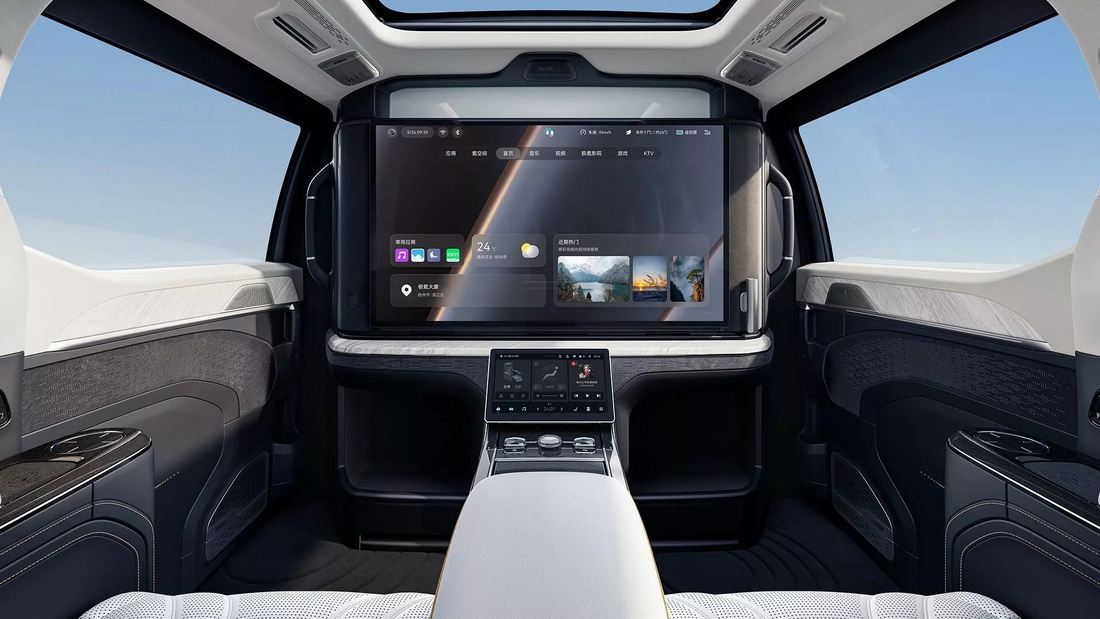 Quanh khu vực này là màn cảm ứng điều khiển riêng, màn hình giải trí khổng lồ ngăn cách khoang lái với khoang hành khách với kích thước không dưới hàng chục inch. Phía trên đầu người dùng là cửa sổ trời toàn cảnh cho ánh sáng tự nhiên vào cabin - Ảnh: Zeekr
