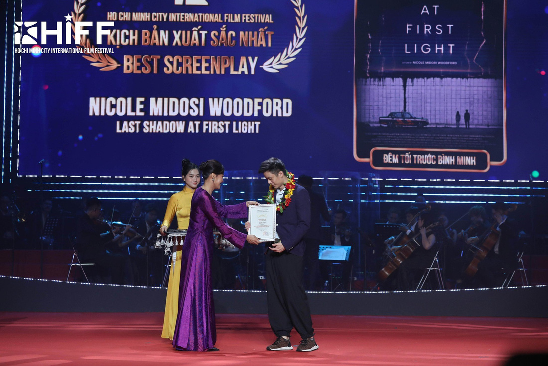 Nghệ sĩ Hồng Ánh trao giải kịch bản xuất sắc cho đạo diễn Nicole Midosi Woodford của phim LAST SHADOW AT FIRST LIGHT - Ảnh: HIFF