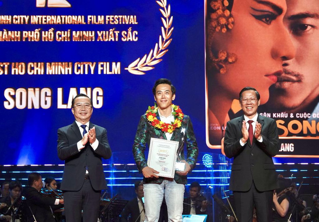 Chủ tịch UBND TP.HCM Phan Văn Mãi và giám đốc Sở Văn hóa và Thể thao TP.HCM Trần Thế Thuận trao giải cho Song Lang - phim về TP.HCM cho đạo diễn Leon Lê - Ảnh: T.T.D.