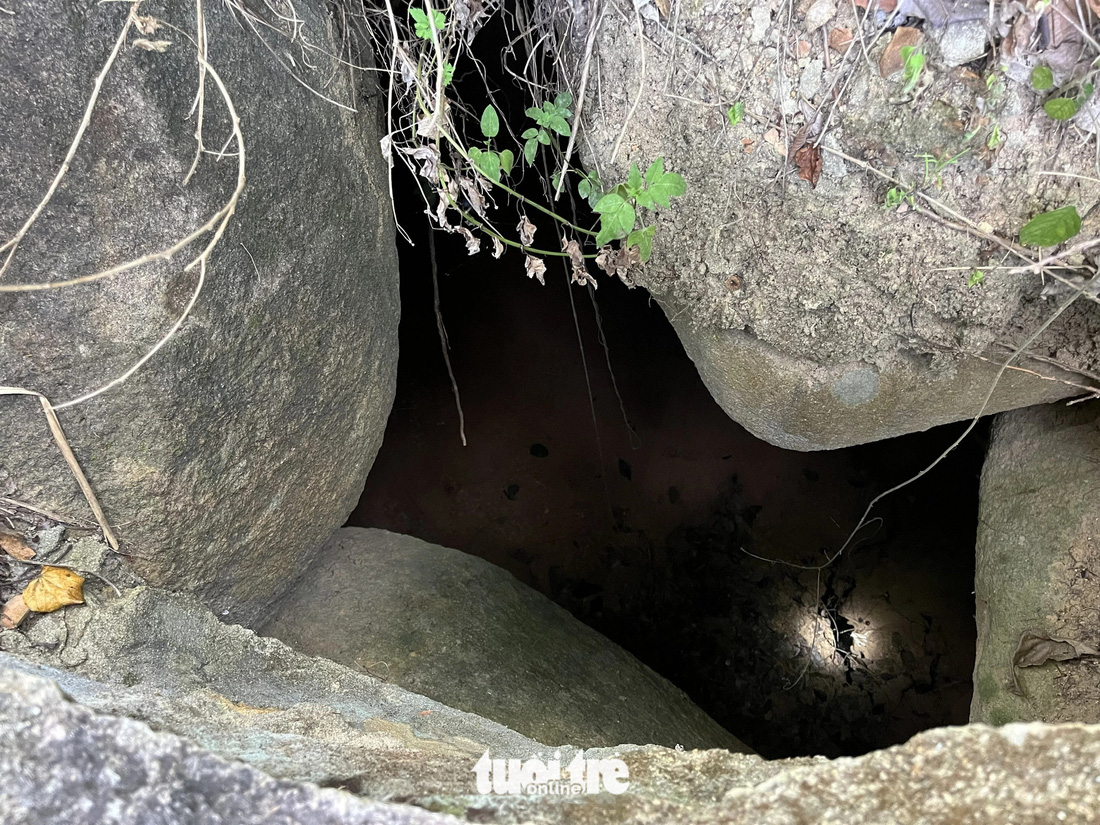 Một hố sâu rất lớn trên đỉnh hầm được công nhân phát hiện - Ảnh: NGUYỄN HOÀNG