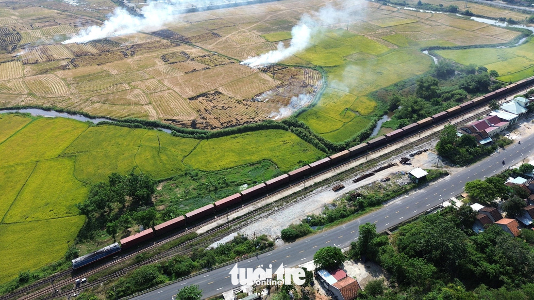 Một đoàn tàu với hơn 20 toa hàng phải nằm tại ga Hảo Sơn dưới chân đèo Cả (thị xã Đông Hòa, Phú Yên), do sự cố sạt lở hầm Bãi Gió - Ảnh: NGUYỄN HOÀNG