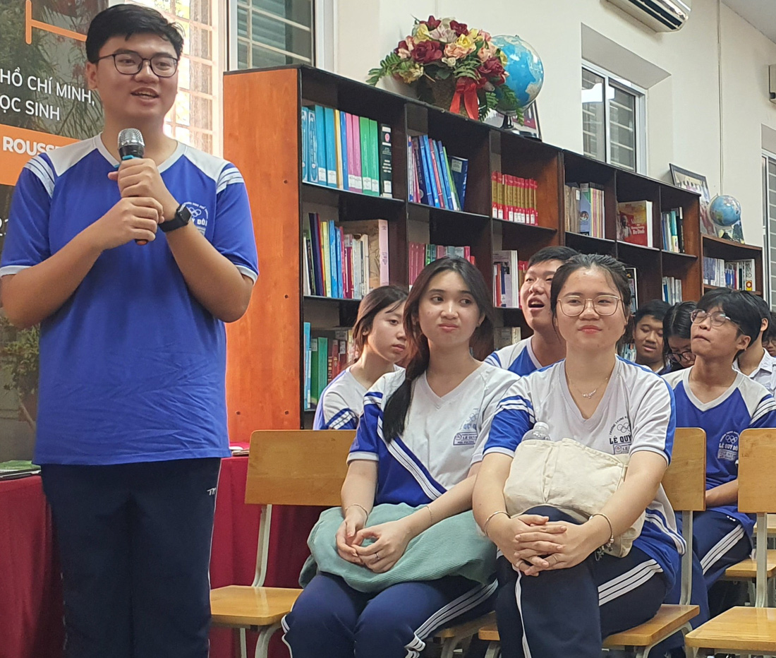 Thiên Phúc, học sinh lớp 11A6, Trường THPT Lê Quý Đôn, đặt câu hỏi cho các chuyên gia nhóm ngành ngôn ngữ trong chương trình hướng nghiệp ngày 13-4 - Ảnh: H.HG.