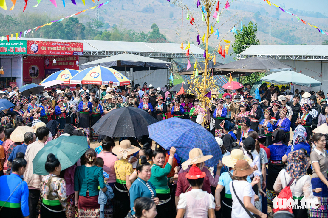 Nhiều trò chơi dân gian tái hiện quá trình định cư, lập bản và cuộc sống sản xuất, sinh hoạt của người Lào thu hút rất đông người tham gia