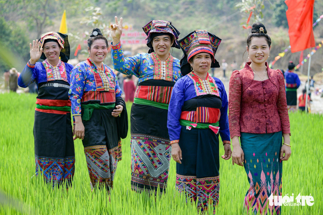 Những phụ nữ Lào với trang phục sặc sỡ, xinh đẹp dự Tết té nước bên những ruộng lúa xanh mướt