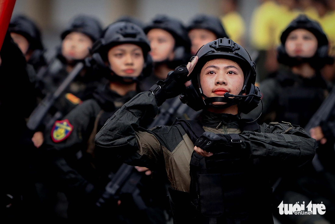 Khối nữ chiến sĩ cảnh sát đặc nhiệm di chuyển qua lễ đài - Ảnh: NGUYỄN KHÁNH