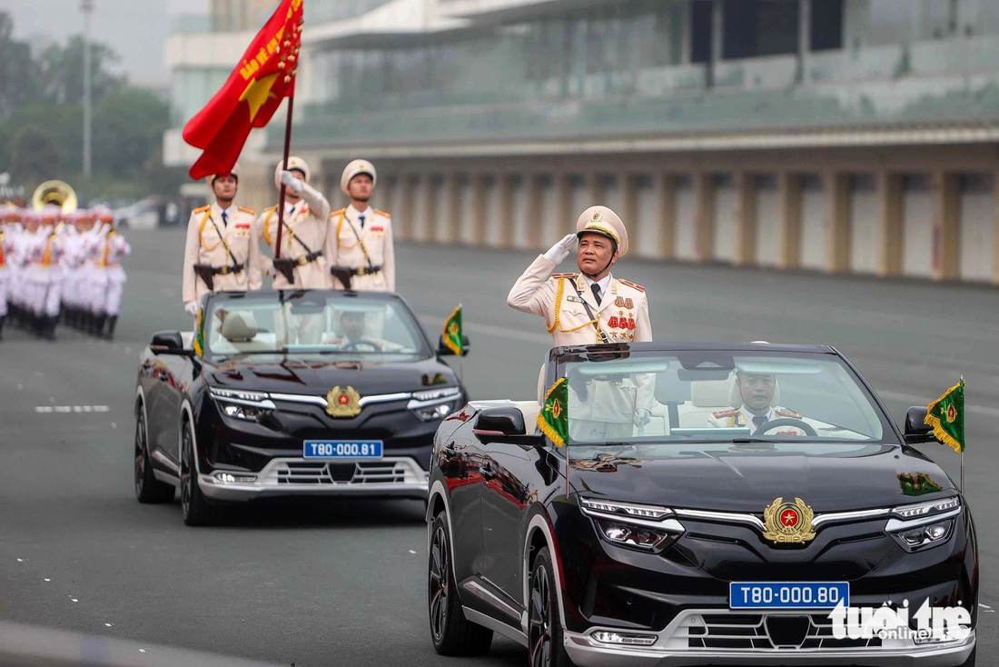 Xe chỉ huy lực lượng cảnh sát cơ động và xe tổ công an kỳ do thiếu tướng Lê Văn Hà - phó tư lệnh Cảnh sát cơ động - chỉ huy tiến vào lễ đài