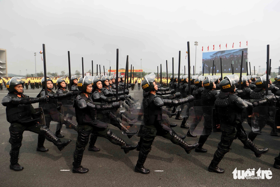 Thiếu tướng Lê Ngọc Châu, tư lệnh Cảnh sát cơ động, cho biết trong từng giai đoạn lịch sử của đất nước, lực lượng Cảnh sát cơ động đã bám sát nhiệm vụ chính trị được giao, triển khai phương án bảo vệ tuyệt đối an toàn các mục tiêu, chuyến hàng đặc biệt, các sự kiện chính trị