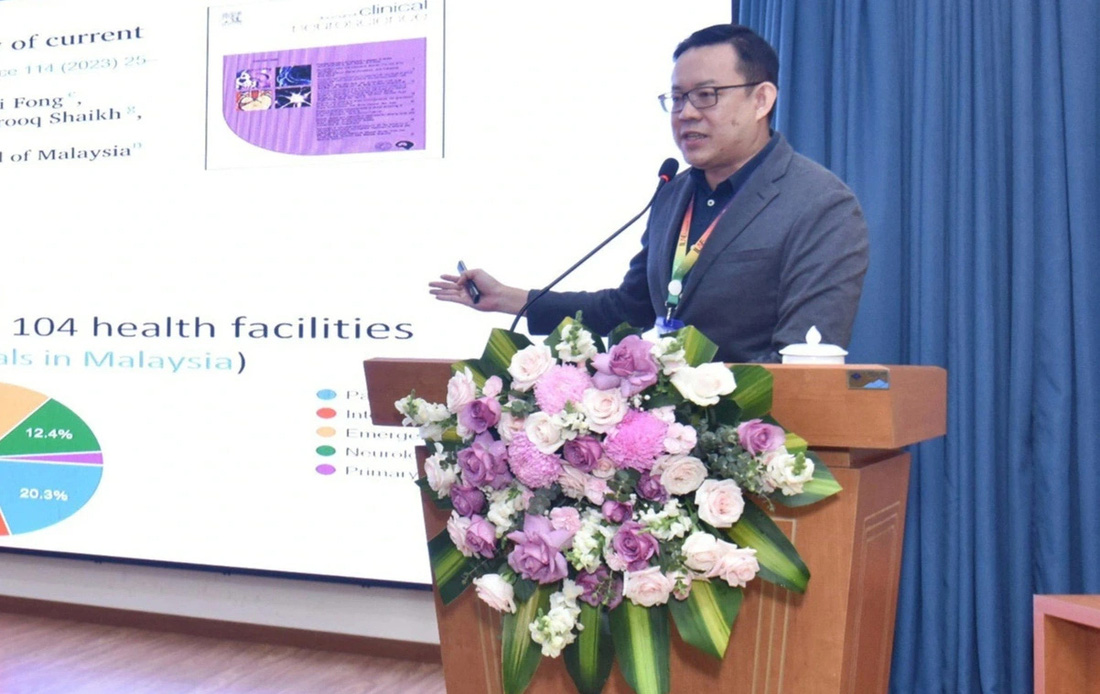 GS Lim Kheng Seang - chủ tịch Hội Thần kinh Đông Nam Á (ASNA) - trình bày về "Trạng thái bệnh động kinh và cơn chùm - cần xử trí nhanh như thế nào?" - Ảnh: NGỌC NHI