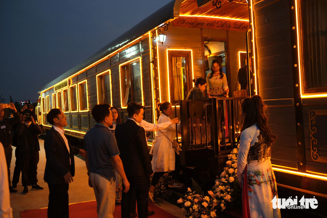 Du khách lên toa tàu cổ chuẩn bị hành trình chuyến tàu cổ duy nhất của Việt Nam - Ảnh: M.V