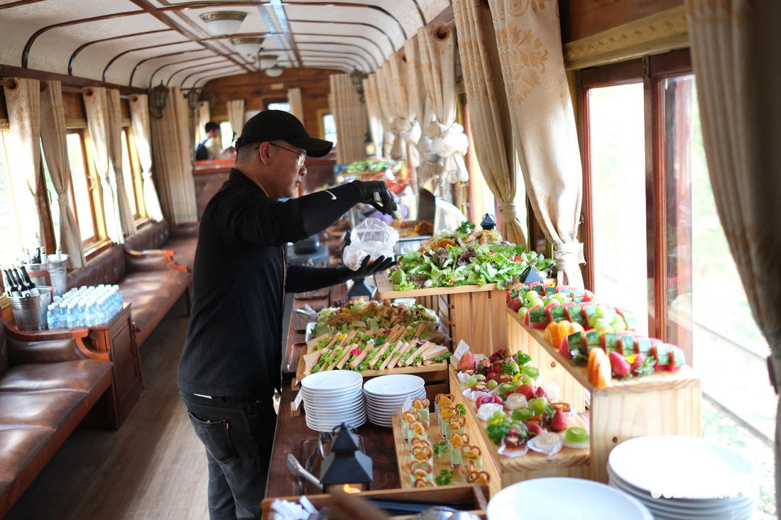 Bữa ăn trên tàu được chuẩn bị theo chuẩn nhà hàng - Ảnh: M.V