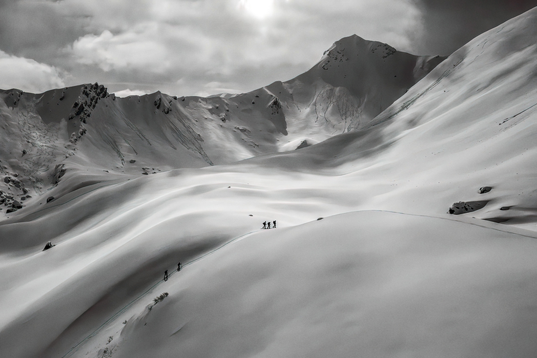 “Sa mạc trắng”. Bức ảnh này được chụp trong chuyến đi trượt tuyết vùng sâu vùng xa tới Visočica ở Bosnia và Herzegovina. Tác giả chụp rất nhiều ảnh bằng thiết bị bay không người lái, nhưng nổi bật nhất là cảnh tuyết rơi đẹp vô song - Ảnh: Vladimir Tadic, Bosnia và Herzegovina