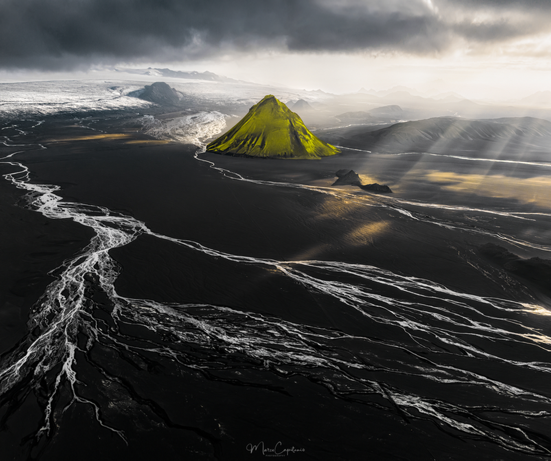 Sau nhiều năm mơ ước, tác giả đã đến được một trong những nơi tuyệt vời nhất từng thấy: núi lửa Maelifell ở Iceland - Ảnh: Marco Capitanio, Ý