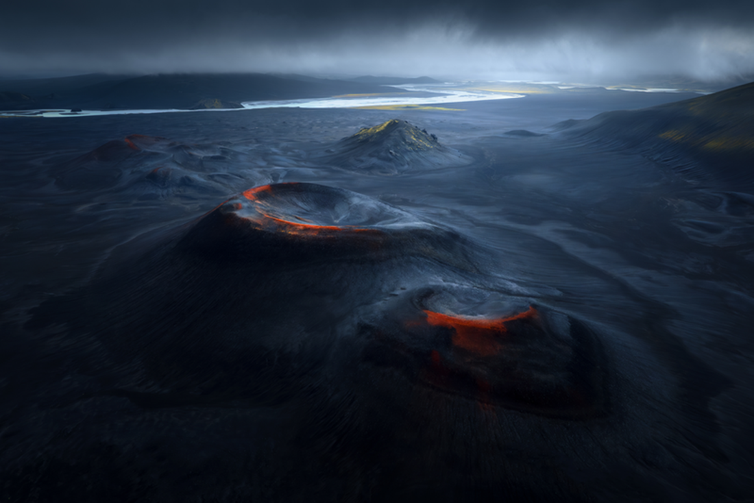 “Bay trên Mặt trăng”. Cao nguyên Iceland là một khu vực đặc biệt với đầy những địa điểm khiến bạn cảm thấy như đang ở một hành tinh khác. Có rất nhiều con đường núi (đường F) chạy qua vùng cao, đi qua những miệng núi lửa có màu sắc thú vị trông tuyệt đẹp khi nhìn từ trên cao - Ảnh: Filip Hrebenda, Slovakia