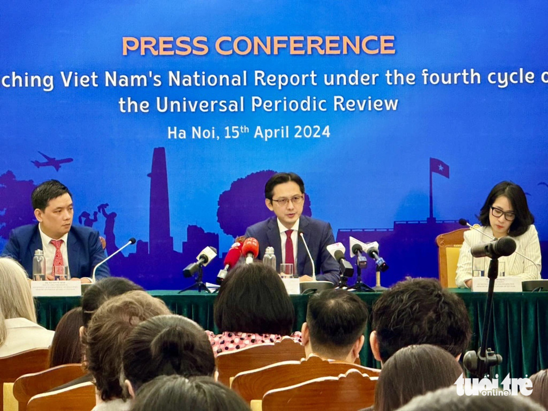 Thứ trưởng Bộ Ngoại giao Đỗ Hùng Việt chủ trì cuộc họp báo công bố báo cáo quốc gia theo cơ chế UPR chu kỳ IV ngày 15-4 - Ảnh: DUY LINH