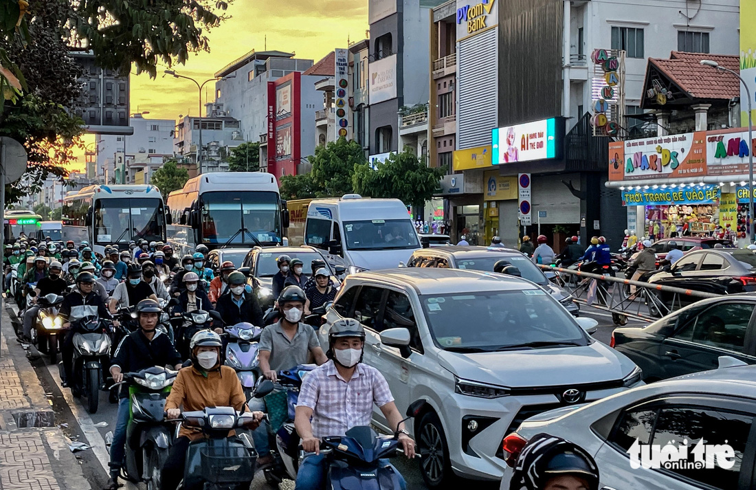 Ùn ứ xe cộ trên đường Cộng Hòa (hướng quốc lộ 22 đi sân bay Tân Sơn Nhất) bắt đầu vào 17h30