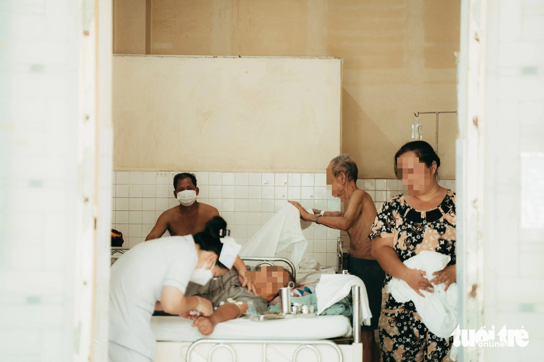 Ở các phòng bệnh dành cho người lớn tuổi (Bệnh viện Nguyễn Tri Phương) cũng hạn chế mở máy lạnh, vì vậy các bệnh nhân thường cởi áo, thay drap giường liên tục 