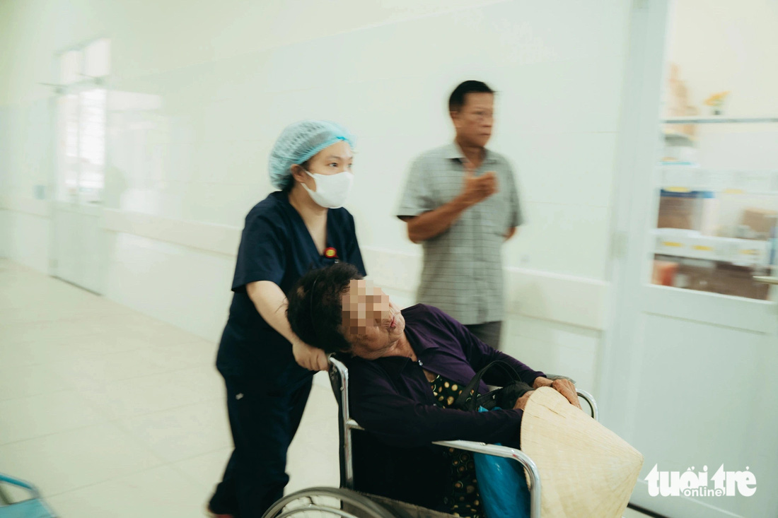Một bệnh nhân được đưa vào khoa cấp cứu tổng hợp Bệnh viện Nguyễn Trãi do kiệt sức vì nắng nóng