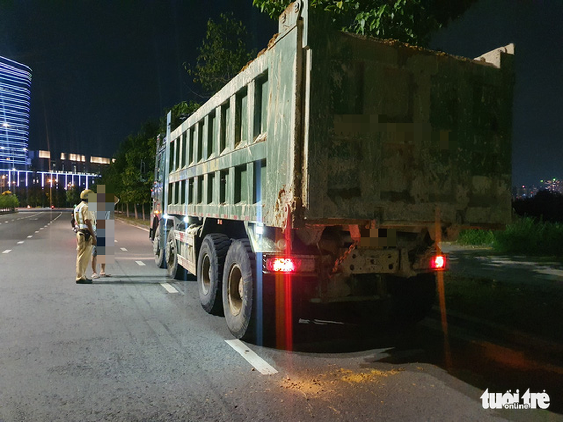 Sau thời gian thí điểm, TP.HCM tăng cường phạt nguội xe vi phạm, nhất là xe quá tải - Ảnh: MINH HÒA