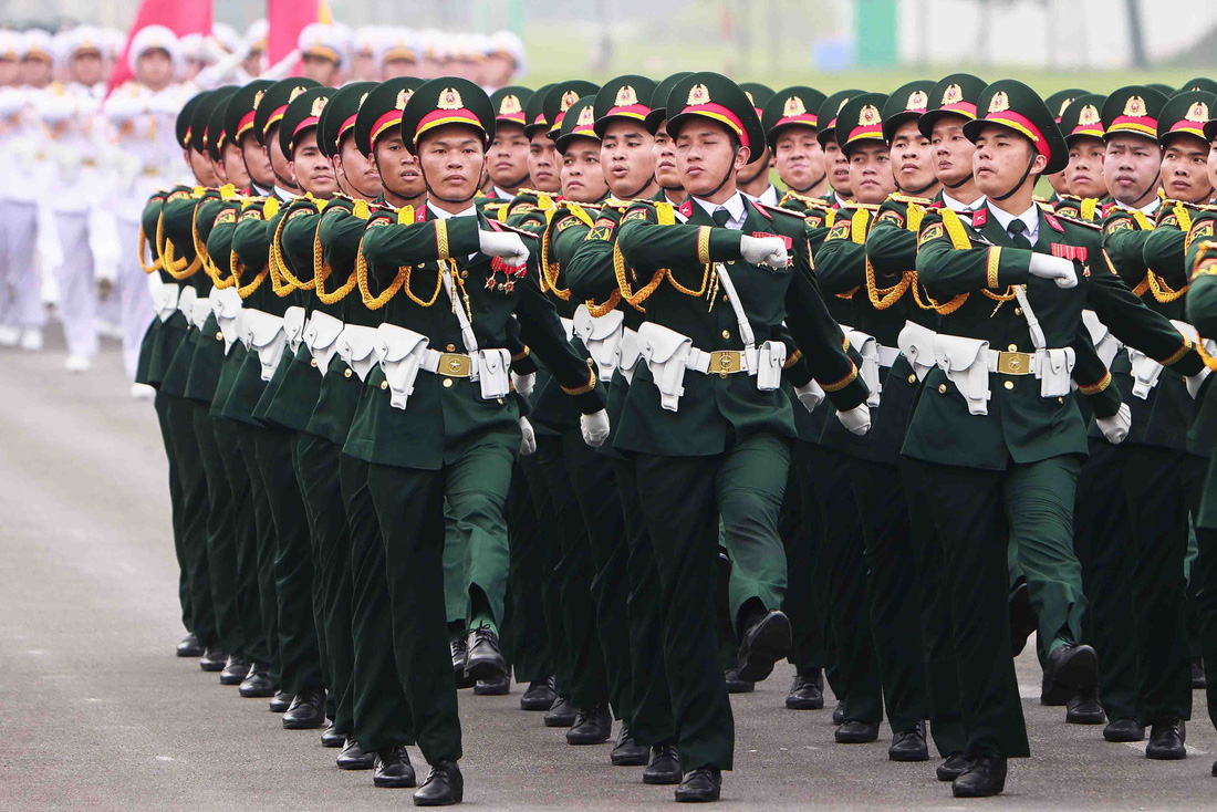 Khối sĩ quan Lục quân đại diện cho binh chủng hợp thành Quân đội nhân dân Việt Nam đang tiến vào lễ đài - Ảnh: NGUYỄN KHÁNH