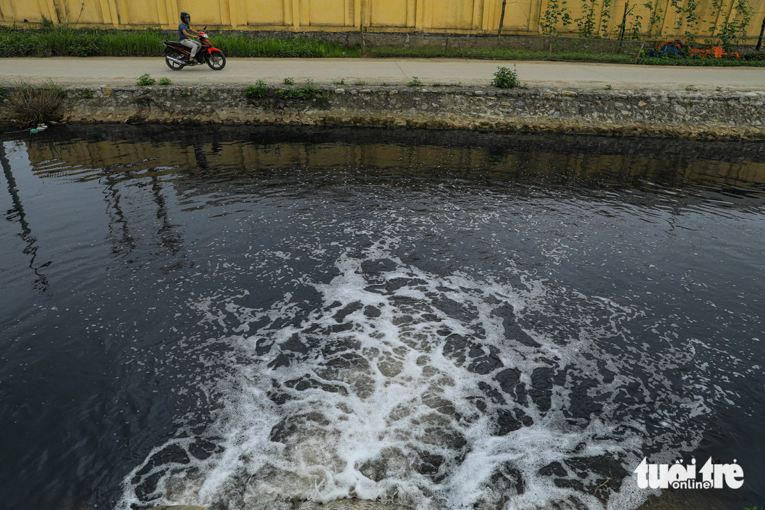 Vị trí điểm xả thải của nhà máy xử lý nước thải số 2 (Khu công nghiệp dệt may Phố Nối B) ra kênh nước ở phường Dị Sử