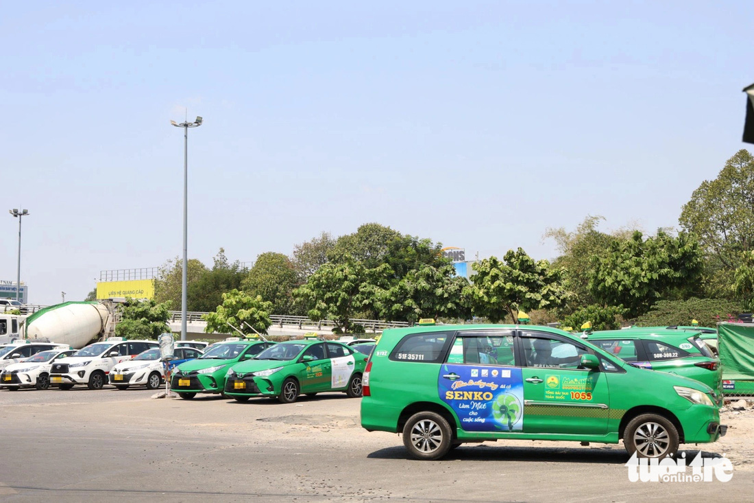 Bãi đệm xe cạnh sân bay Tân Sơn Nhất, góc đường Trường Sơn - Bạch Đằng không đáp ứng đủ nhu cầu đậu xe - Ảnh: NGỌC QUÝ