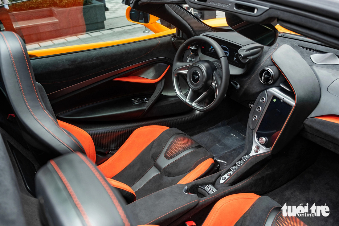Màn hình trung tâm của McLaren 750S tiếp tục là dạng đặt dọc, nay được tích hợp Apple CarPlay. Đây là mẫu McLaren đầu tiên được trang bị tiện ích kết nối này. Trong tương lai, hệ thống này sẽ được bổ sung thêm Android Auto.