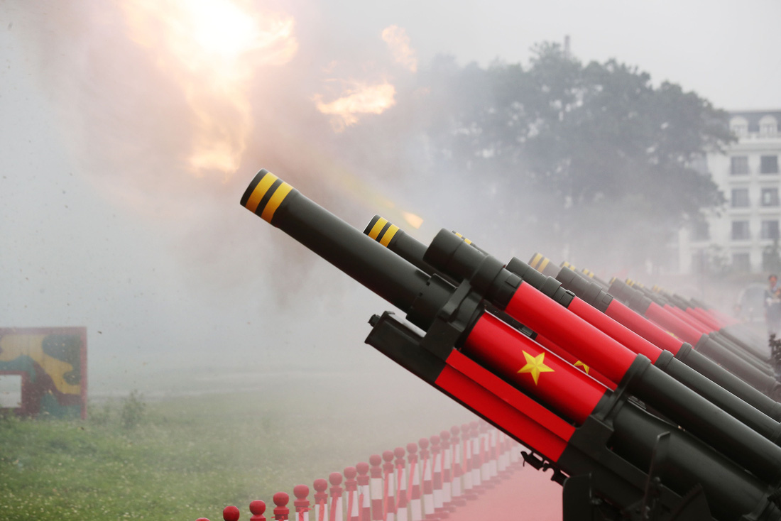 Lực lượng pháo lễ gồm 18 khẩu lựu pháo 105 rền vang tại lễ chào cờ - Ảnh: NGUYỄN KHÁNH