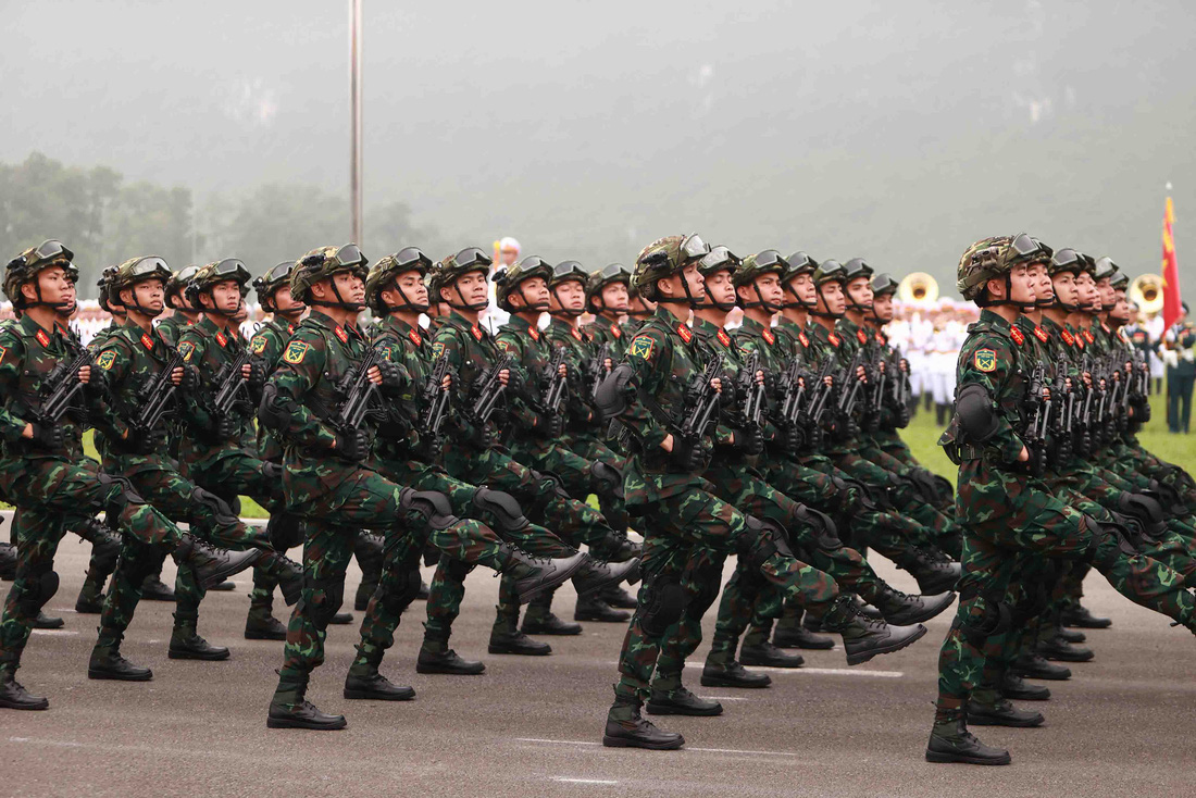 Khối chiến sĩ Lục quân - lực lượng nòng cốt của Quân đội nhân dân Việt Nam tiến vào lễ đài - Ảnh: NGUYỄN KHÁNH