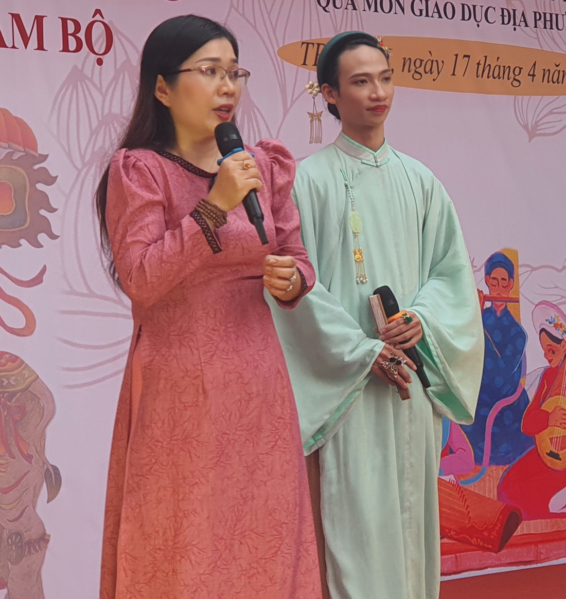 Cô Vũ Thị Thu Trang - tổ trưởng tổ ngữ văn, Trường Hai Bà Trưng (trái) - và nghệ sĩ Hạ Nắng là hai báo cáo viên chính của tiết dạy giáo dục địa phương - Ảnh: H.HG.