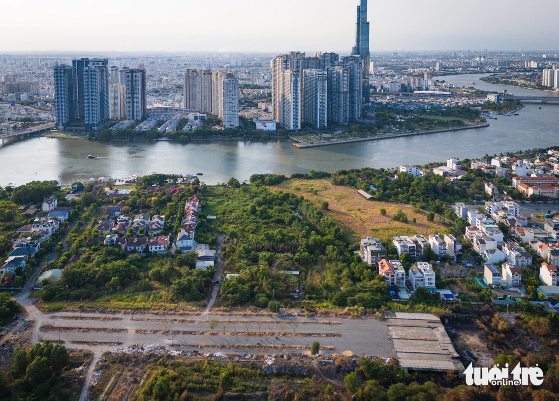 Nhìn về bên kia sông Sài Gòn và chung quanh công trình hiện đại sầm uất, còn dự án 1,8ha này cũng chỉ là bãi cây, cỏ um tùm. Bên cạnh là dự án Lê Quan cũng cỏ cây um tùm vì chưa được triển khai - Ảnh: ÁI NHÂN