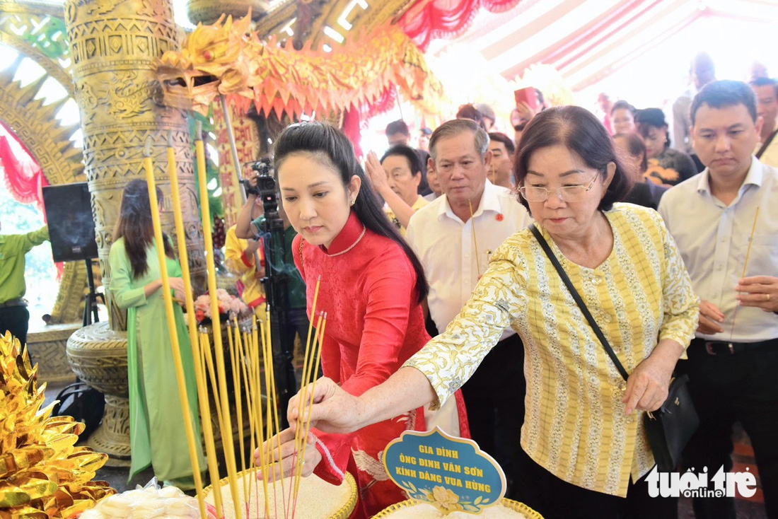 Những nén nhang được dâng lên các vị vua Hùng - Ảnh: DUYÊN PHAN