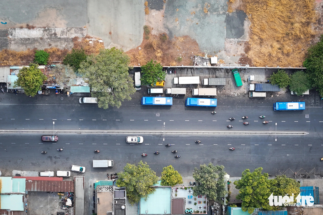 Phía ngoài khu đất mặt đường Lê Hồng Phong hiện nay là bãi đậu xe
