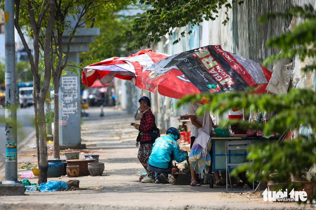 Phía mặt tiền đường Trần Nhân Tôn, người dân tận dụng vỉa hè để buôn bán