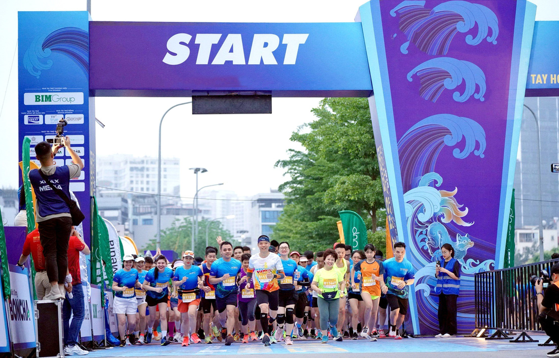 10.000 VĐV tham dự giải chạy bán marathon Tây Hồ vừa diễn ra tại Hà Nội hôm 14-4 - Ảnh: THHM