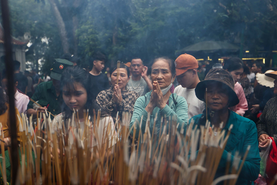 Người dân thắp hương ở Đền Hạ. Đền Hùng được Bộ Văn hóa Thông tin xếp hạng là khu di tích đặc biệt của quốc gia vào năm 1962. Đến năm 1967, Chính phủ Việt Nam đã quyết định khoanh vùng xây dựng khu rừng cấm Đền Hùng. Ngày 8-2-1994, Thủ tướng Chính phủ đã phê duyệt dự án quy hoạch tổng thể Khu di tích lịch sử Đền Hùng lần thứ nhất, tạo tiền đề cho việc đầu tư xây dựng nhiều công trình hạng mục trong khu di tích - Ảnh: NGUYỄN KHÁNH