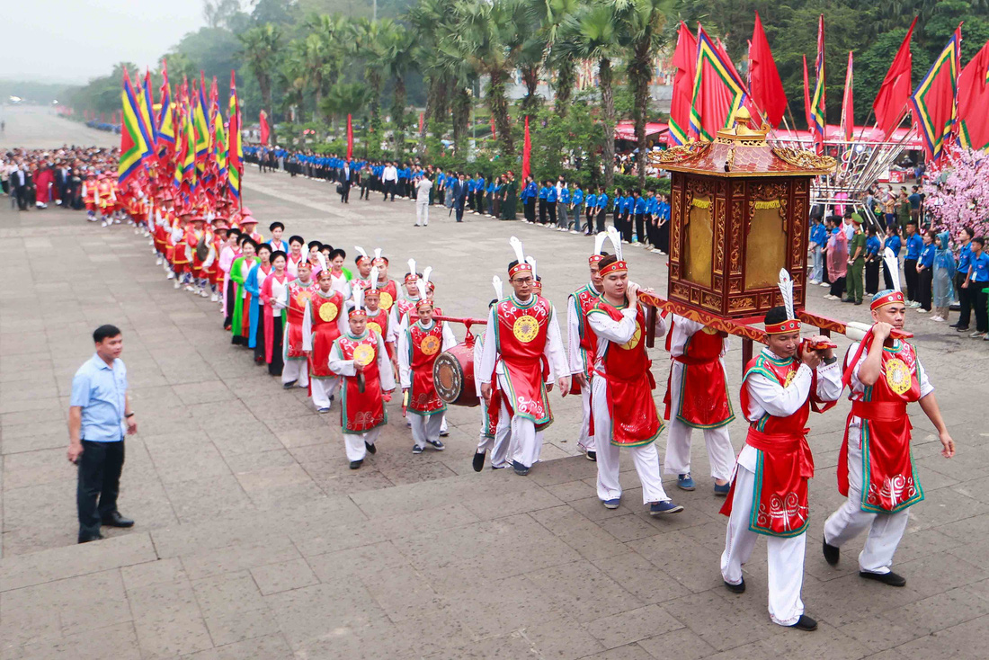 Ngày 6-12-2012, UNESCO công nhận Tín ngưỡng thờ cúng Hùng Vương ở Phú Thọ là di sản văn hóa phi vật thể của nhân loại với những yếu tố thuộc đời sống tâm linh của người Việt Nam đã tồn tại từ hàng nghìn năm nay, thể hiện nền tảng tinh thần đại đoàn kết dân tộc và gắn kết cộng đồng. Tính độc đáo của tín ngưỡng này thể hiện rất rõ ở yếu tố thờ Hùng Vương chính là thờ Quốc Tổ - Ảnh: NGUYỄN KHÁNH