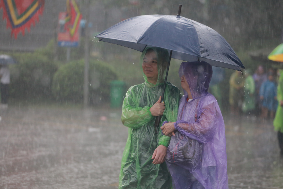 Cơn mưa rào tại Đền Hùng sáng 18-4 - Ảnh: C.TUỆ