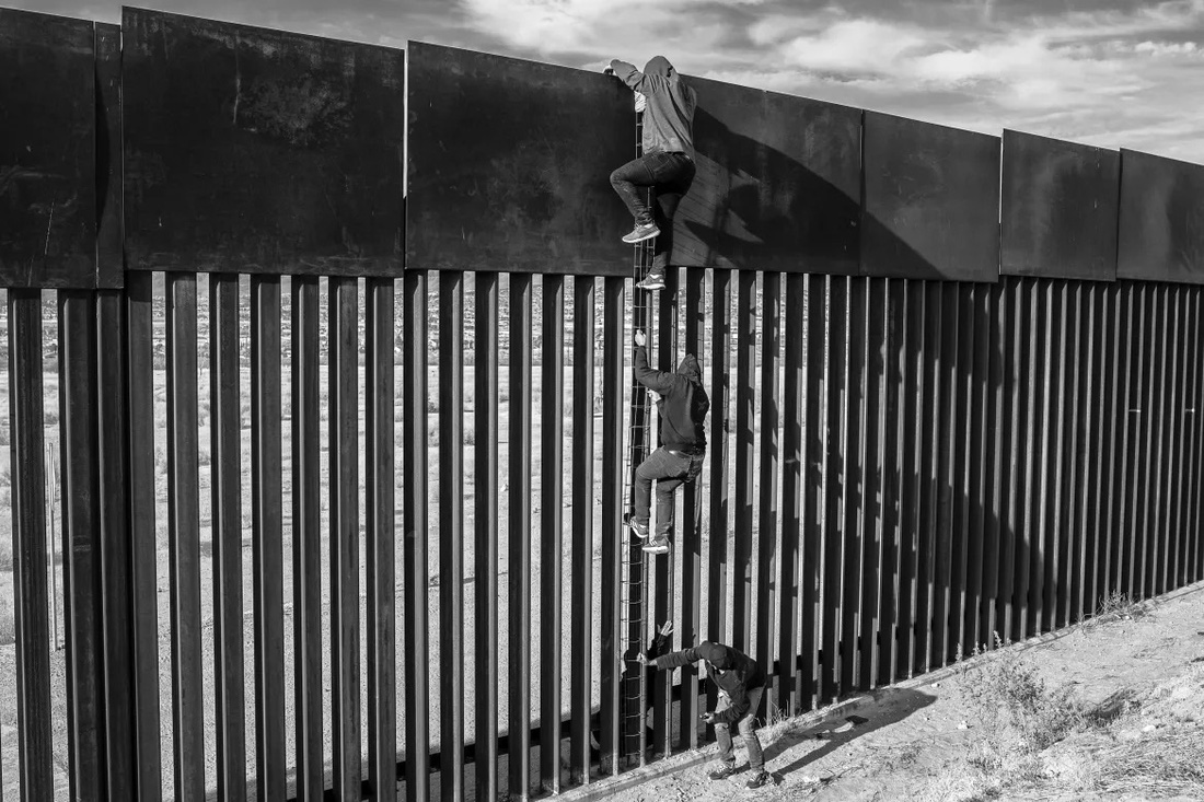 Những người di cư sử dụng thang tự chế để leo lên bức tường biên giới, ảnh chụp tháng 1-2021 (tác giả: Alejandro Cegarra) - Ảnh: WORLD PRESS PHOTO