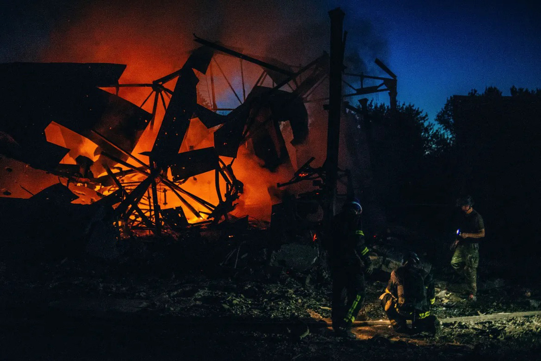 Một đêm đỏ lửa do Nga tấn công vào khu vực Druzhkivka thuộc Donetsk (tác giả: Julia Kochetova) - Ảnh: WORLD PRESS PHOTO