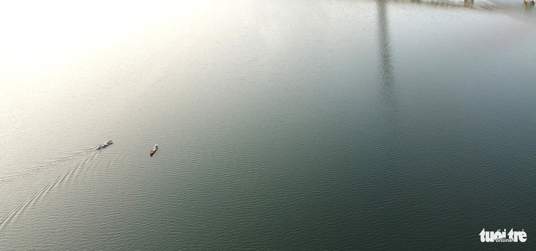 Những chiếc thuyền nhỏ chạy trên sông Hàn sáng 19-4