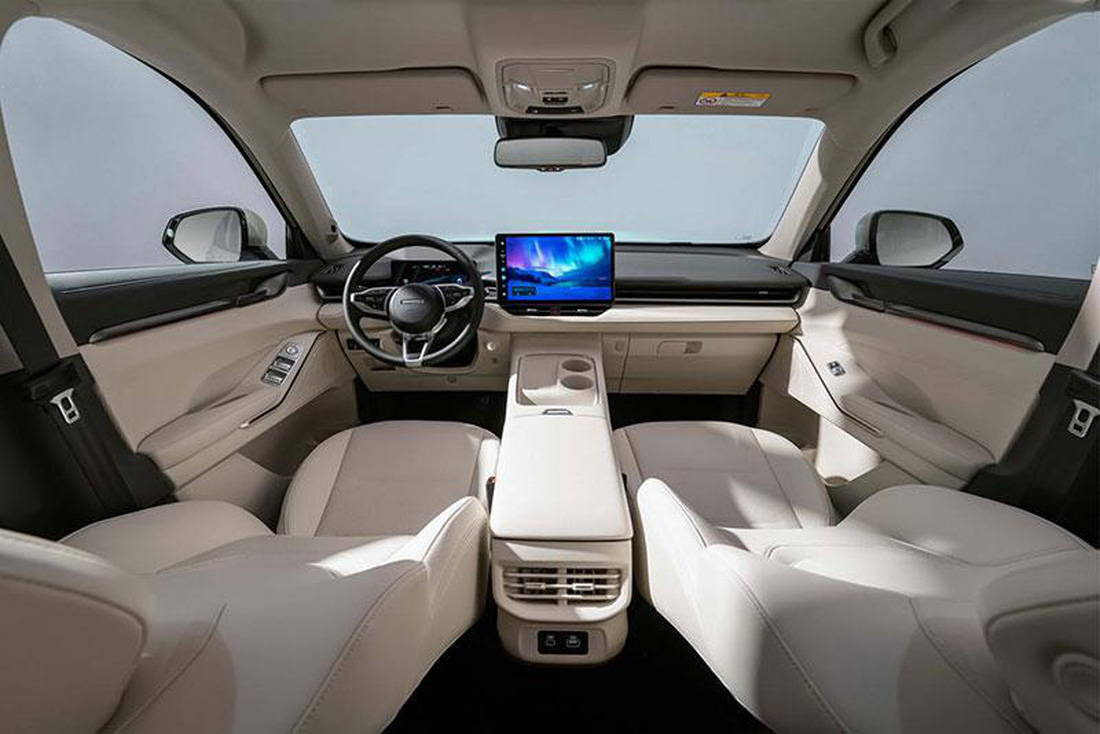 Cabin Haval H6 có vài chi tiết liên tưởng đến không gian trên Mercedes-Benz, như cần số được đưa lên phía sau vô lăng và cụm nút chỉnh kính. Vô lăng 3 chấu mới điệu đà hơn. Đáng chú ý nhất là màn hình kích thước 14,6 inch. Ngoài ra, xe còn có màn hình 10,25 inch sau vô lăng và HUD 9 inch.