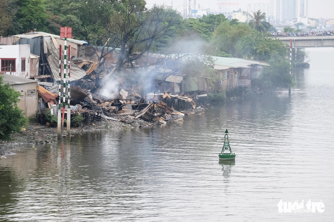 Hiện trường vụ cháy nhìn từ hướng cầu Nguyễn Văn Cừ - Ảnh: THẢO LÊ