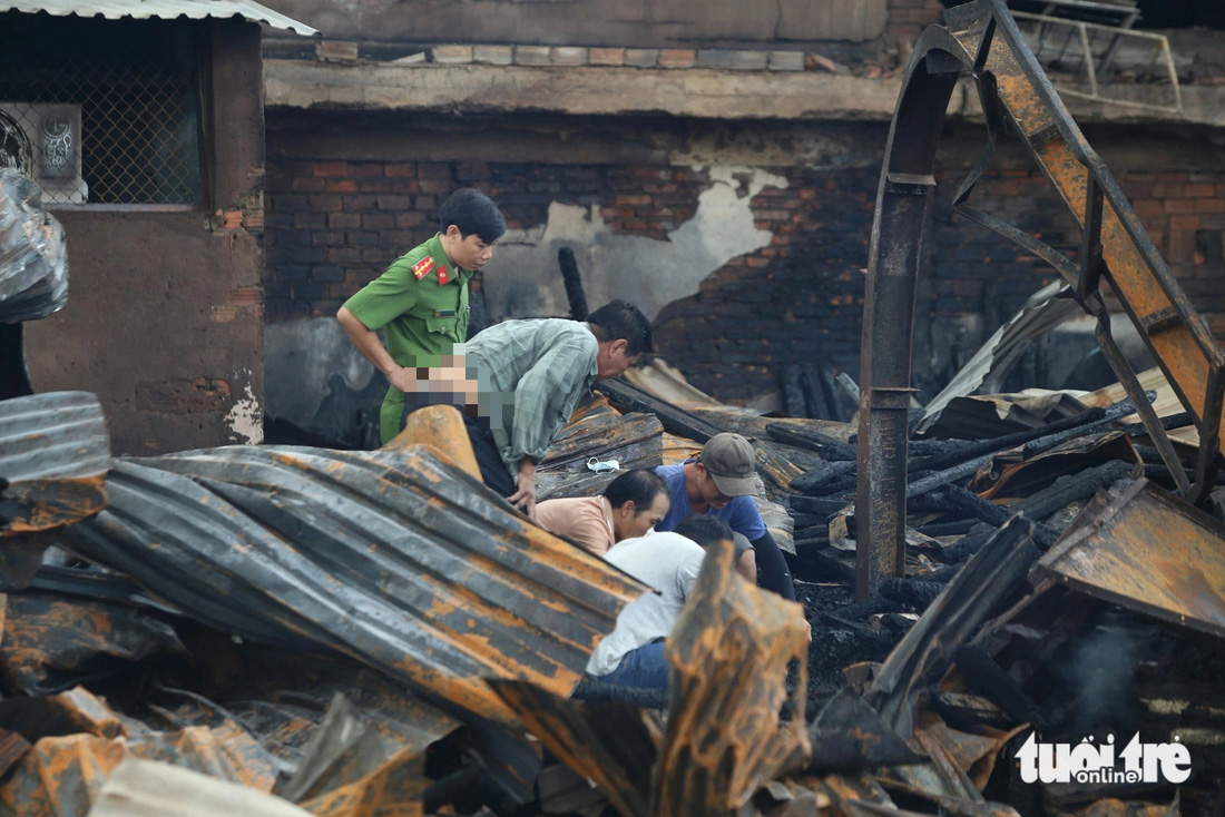Lực lượng chức năng đang khám nghiệm hiện trường vụ cháy - Ảnh: MINH HÒA