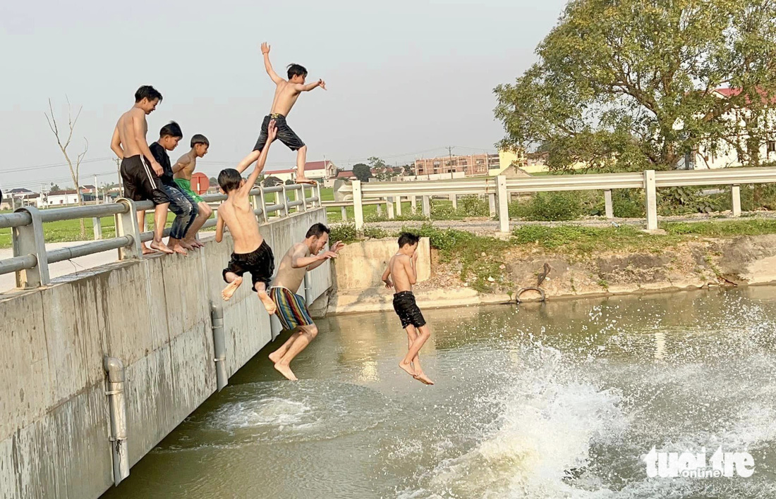 Mỗi buổi chiều, trẻ em lại ra kênh ở huyện Yên Thành, Nghệ An tắm giải nhiệt - Ảnh: DOÃN HÒA