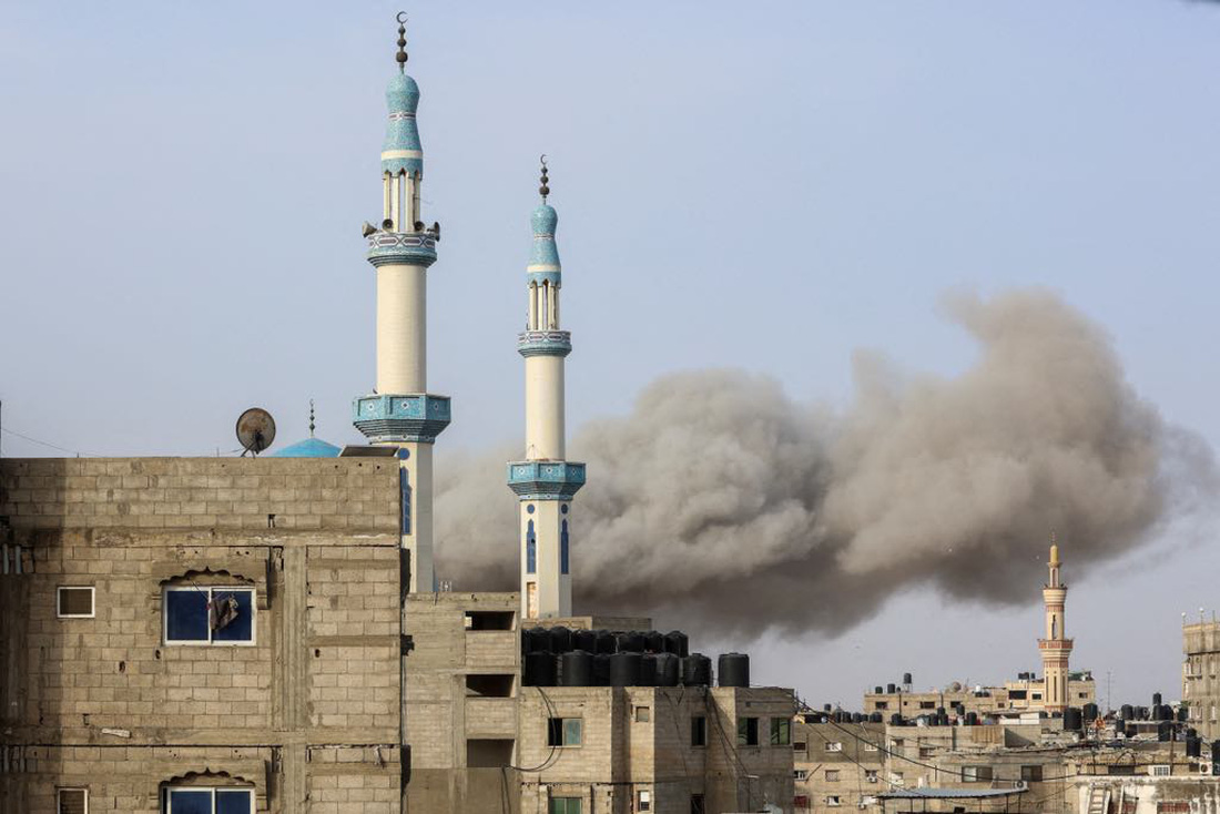 Khói bóc lên tại thành phố Rafah giữa chiến sự ác liệt ở Dải Gaza ngày 27-3 - Ảnh: REUTERS