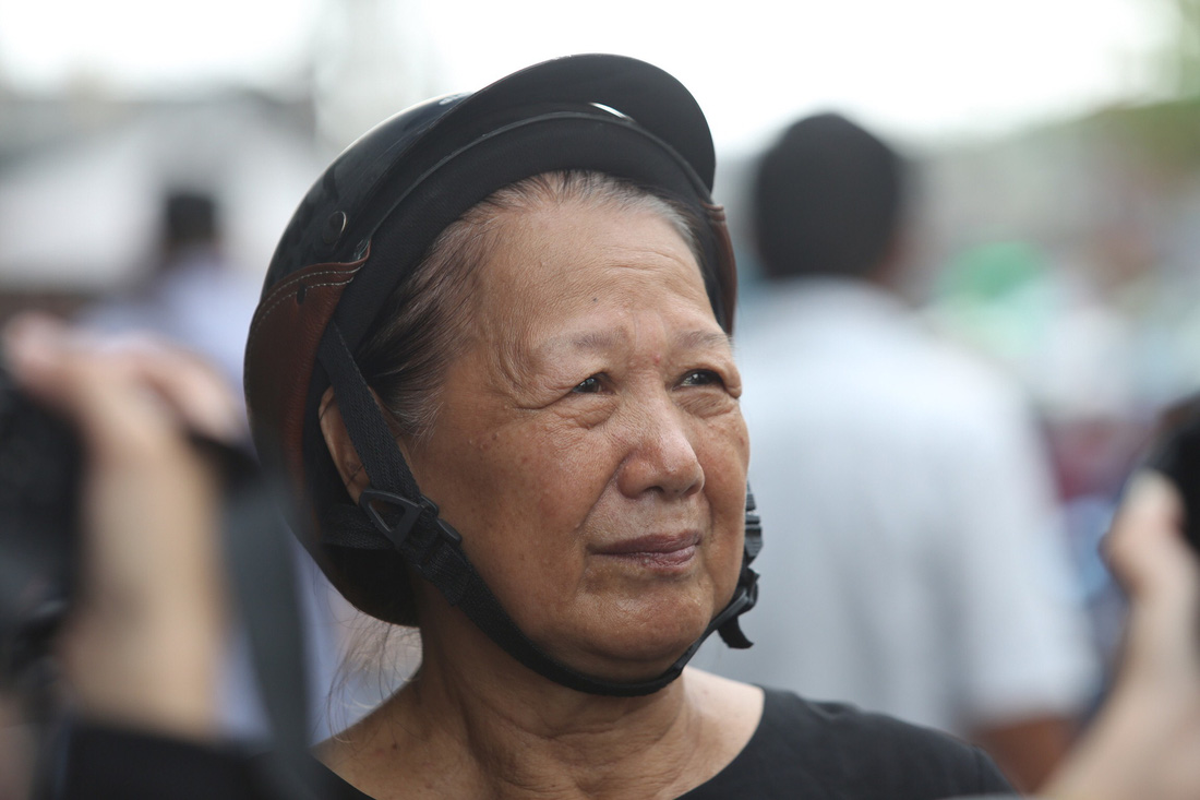 Cô Tạ Thị Ngà (70 tuổi) hay tin nhà em cháy nên xuống hỗ trợ nhưng không vào được bên trong