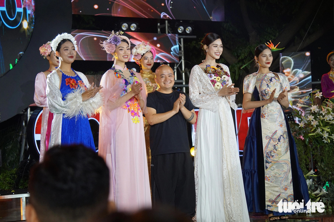 Nhà thiết kế Cao Minh Tiến (giữa) bên Hoa hậu Đỗ Thị Hà (thứ 2 bìa phải), Hoa hậu Thể thao Việt Nam 2023 Đoàn Thu Thủy (thứ 2 bìa trái) và các người mẫu - Ảnh: THIÊN ĐIỂU