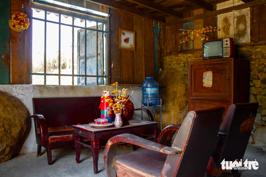 Bên trong gian nhà, thời gian như dừng trôi với thiết kế nội thất đơn sơ, mộc mạc. Lý Hải đã tham khảo nhà của những cư dân làng K'long K'lanh để thiết kế sát với thực tế nhất - Ảnh: TÔ CƯỜNG